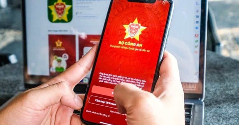 Người dùng kiểm tra thông tin giấy tờ và tài khoản định danh trên ứng dụng VNeID