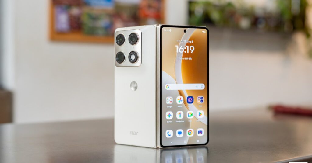 Motorola Razr Fold mở phẳng với màn hình lớn