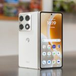 Motorola Razr Fold mở phẳng với màn hình lớn