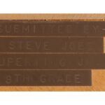 Bảng mô hình khoa học bằng gỗ do Steve Jobs thực hiện khi học lớp 8