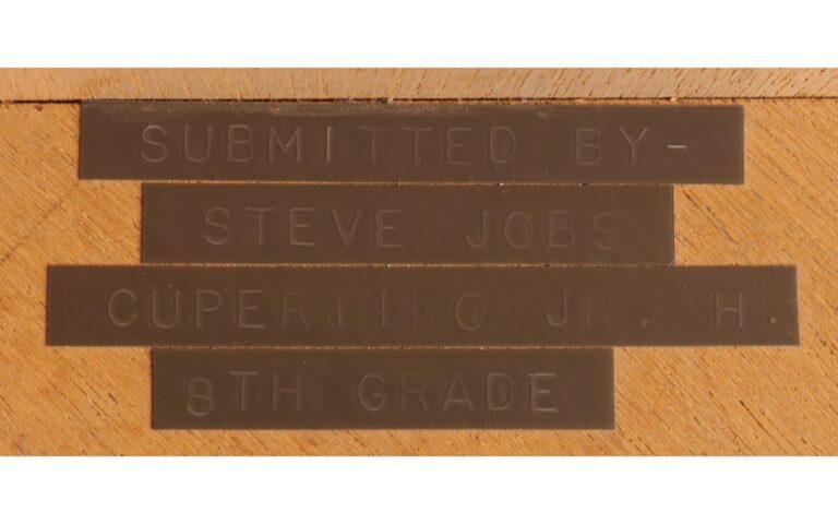Bảng mô hình khoa học bằng gỗ do Steve Jobs thực hiện khi học lớp 8