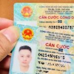 Người dân thực hiện thủ tục căn cước tại điểm tiếp nhận của Công an cấp xã