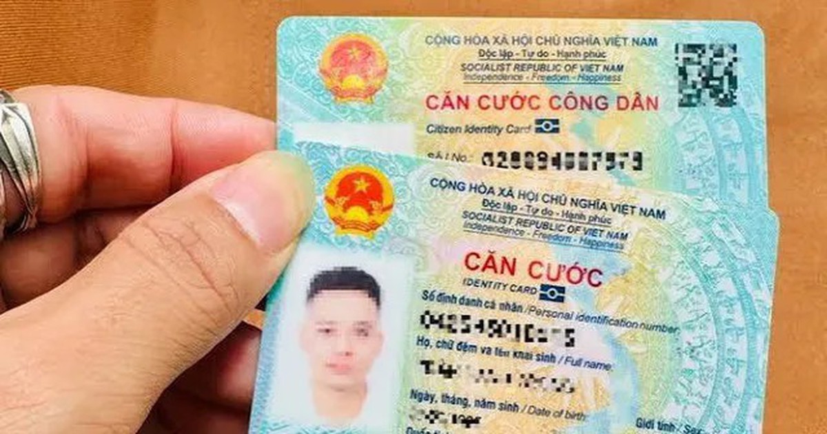 Người dân thực hiện thủ tục căn cước tại điểm tiếp nhận của Công an cấp xã