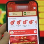 Người dân sử dụng ứng dụng VNeID trên điện thoại để tiếp cận dịch vụ công
