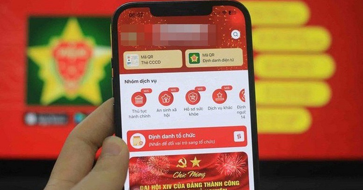 Người dân sử dụng ứng dụng VNeID trên điện thoại để tiếp cận dịch vụ công