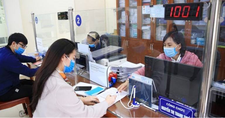 Hình minh họa người dùng sử dụng VNeID để truy cập dịch vụ hành chính trực tuyến