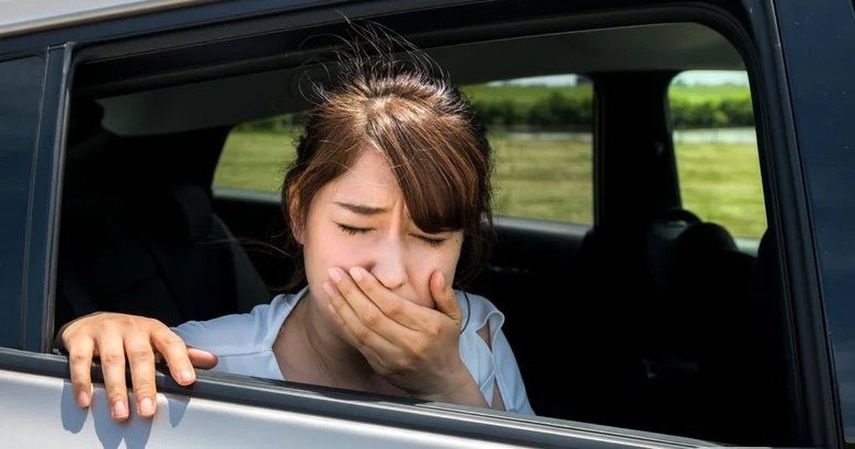 Hành khách ngồi trong ô tô với biểu hiện khó chịu vì say xe
