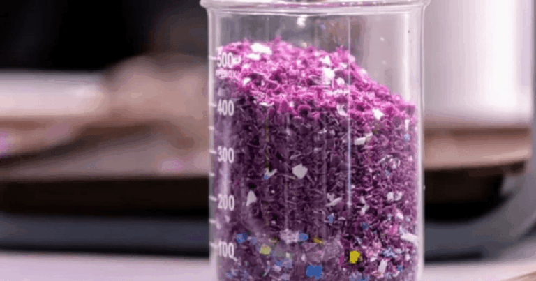 Mẫu vật liệu polymer được quan sát trong phòng thí nghiệm