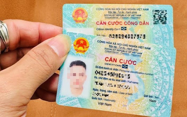 Cán bộ hướng dẫn công dân kiểm tra thông tin trong hồ sơ căn cước