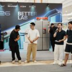 Khách tham quan trải nghiệm sản phẩm tại không gian Better Lab
