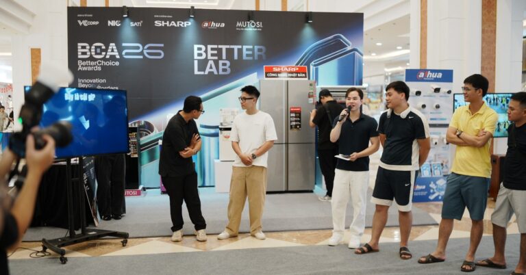 Khách tham quan trải nghiệm sản phẩm tại không gian Better Lab