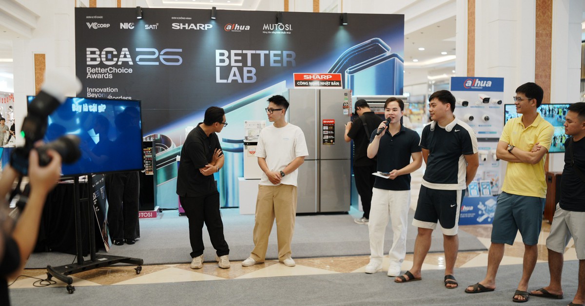Khách tham quan trải nghiệm sản phẩm tại không gian Better Lab