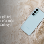 Galaxy S26 FE đặt trên nền tối với thiết kế mặt lưng và cụm camera
