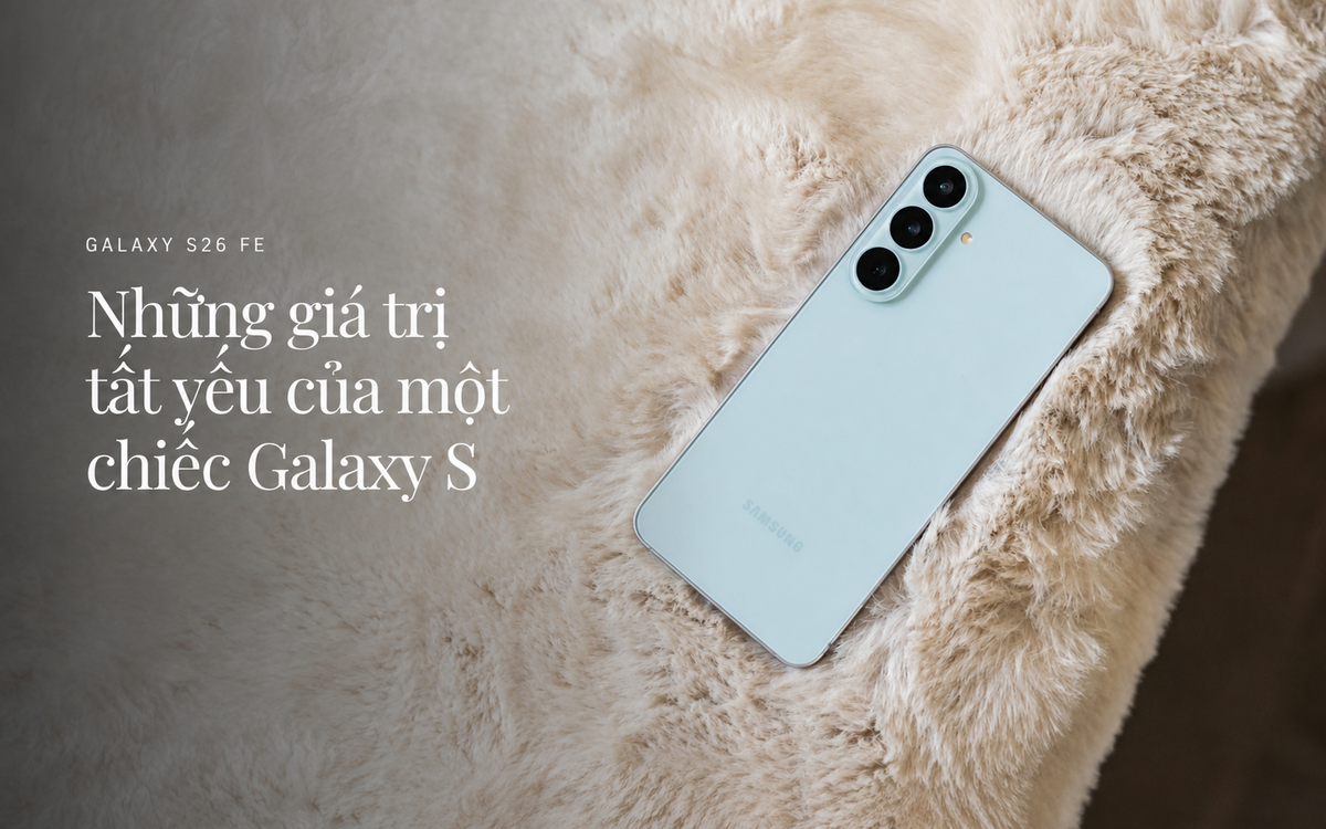 Galaxy S26 FE đặt trên nền tối với thiết kế mặt lưng và cụm camera