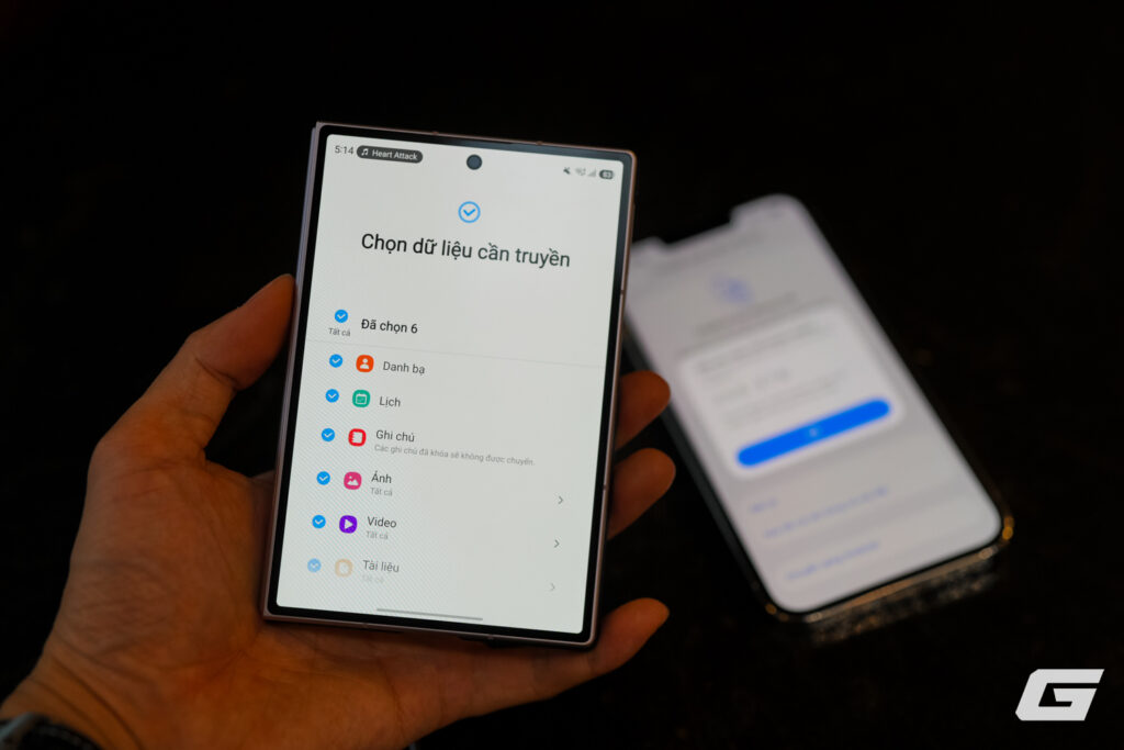 Quá trình truyền dữ liệu không dây giữa iPhone và Galaxy