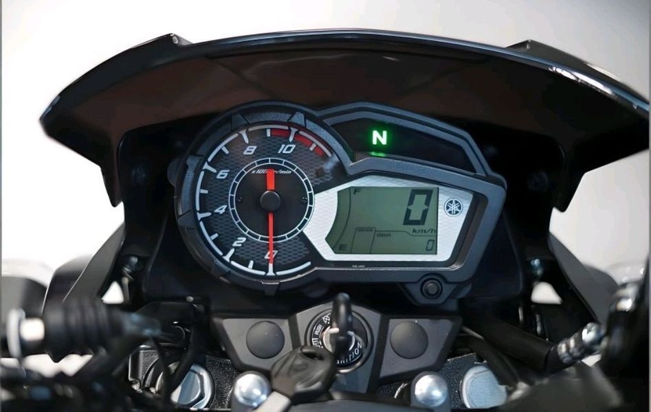 Bảng đồng hồ LCD VA và tay lái của Yamaha Fazer YS150