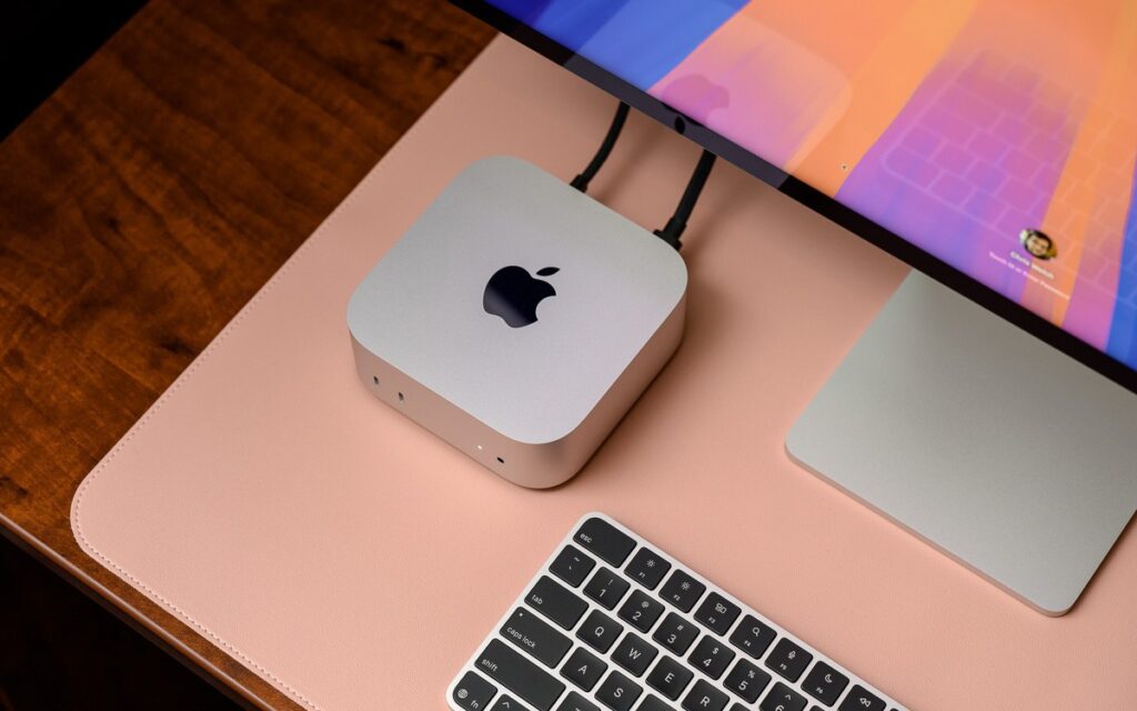Mac mini M4 đặt trên bàn cùng màn hình máy tính