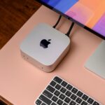 Mac mini M4 đặt trên bàn cùng màn hình máy tính