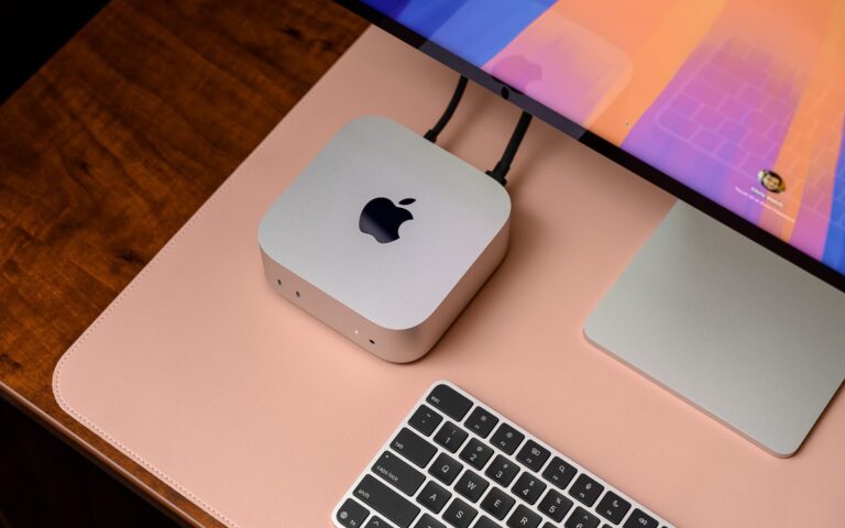 Mac mini M4 đặt trên bàn cùng màn hình máy tính