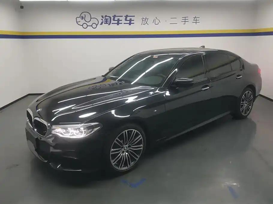 Khoang nội thất da màu nâu mocha của BMW 530Li với hàng ghế phụ gần như chưa sử dụng