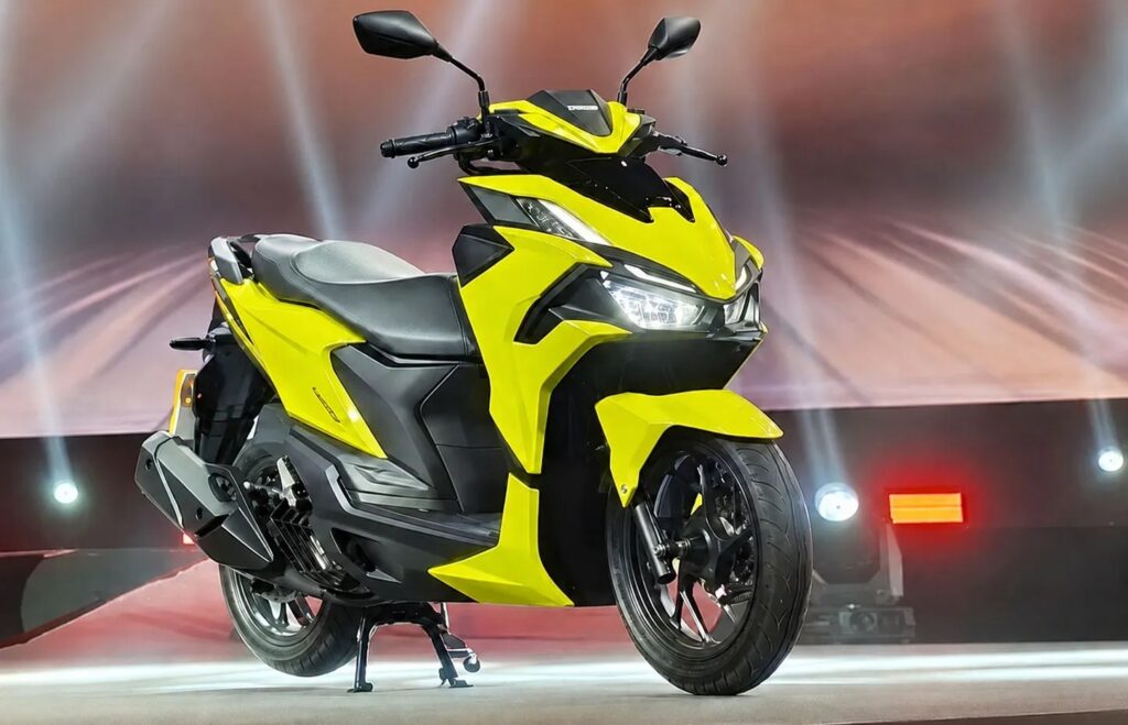 Thân xe Click 160 với các đường gân góc cạnh và tem mới