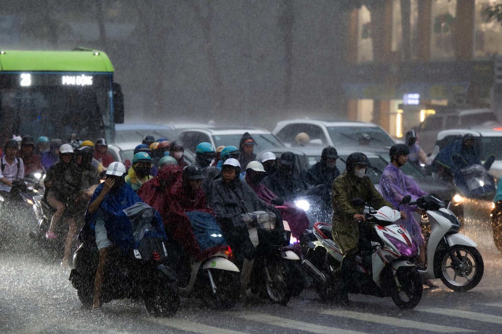 Mưa lớn bất ngờ khiến đường phố Hà Nội ngập nước vào giờ tan tầm