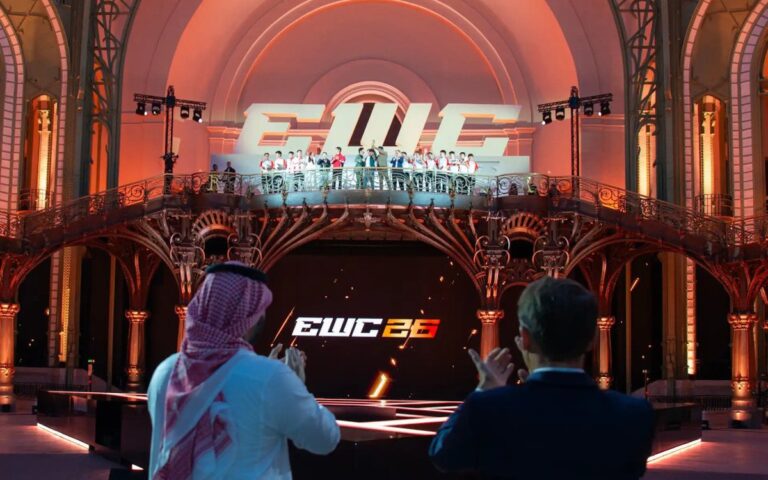 Đại diện AG.AL nhận cúp Club Championship tại lễ bế mạc Esports World Cup 2026 ở Paris