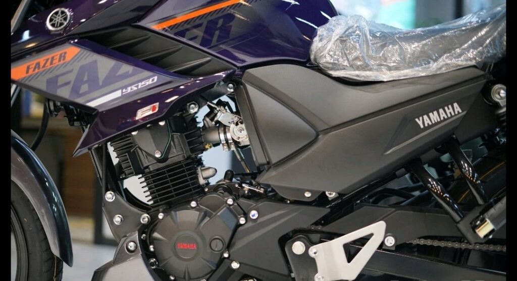 Yamaha Fazer YS150 bên đường trong bối cảnh sử dụng hằng ngày
