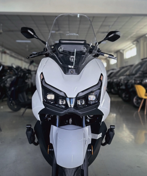 Khu vực phía sau Honda NWT150 với cụm radar cảnh báo