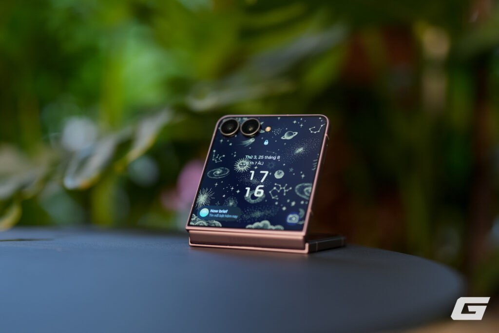 Camera sau Galaxy Z Flip8 được sử dụng trong chế độ FlexCam