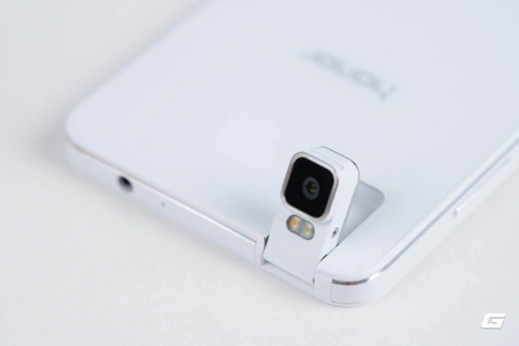 Các linh kiện bên trong và cơ cấu kết nối camera của HONOR 7i