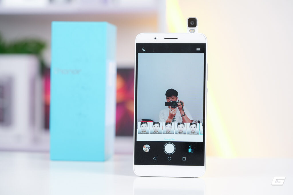 Cụm camera xoay của HONOR 7i ở vị trí trên mặt lưng
