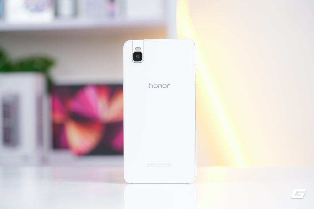 HONOR 7i với camera được lật lên phía trước để chụp selfie