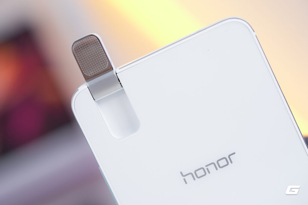 HONOR Robot Phone với cụm camera chuyển động trên mặt lưng