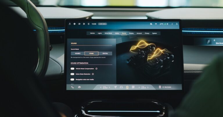 Đại diện Lotus Cars Việt Nam phát biểu tại sự kiện Move Your Senses