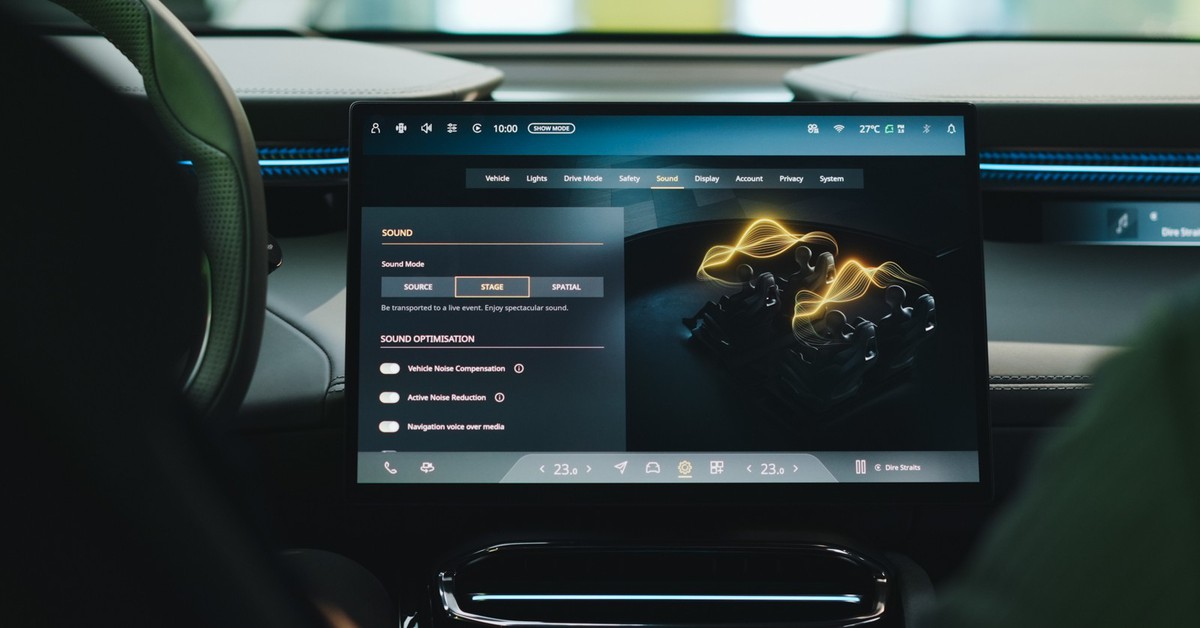 Đại diện Lotus Cars Việt Nam phát biểu tại sự kiện Move Your Senses