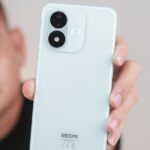 REDMI Note 17 4G màu xanh pastel đặt trên nền sáng
