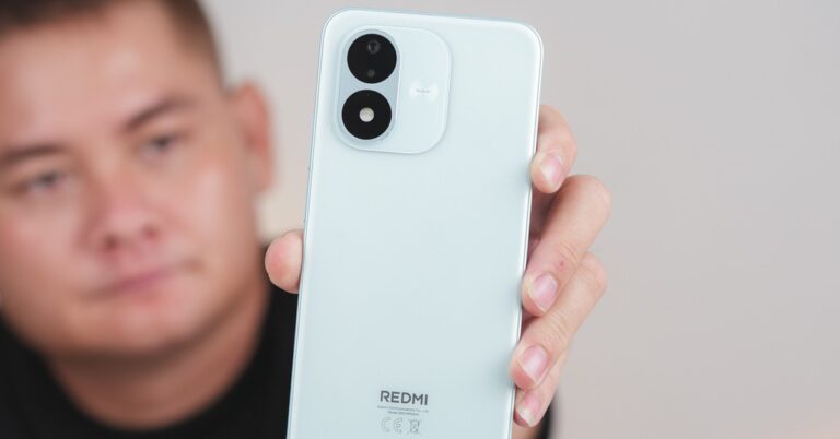 REDMI Note 17 4G màu xanh pastel đặt trên nền sáng