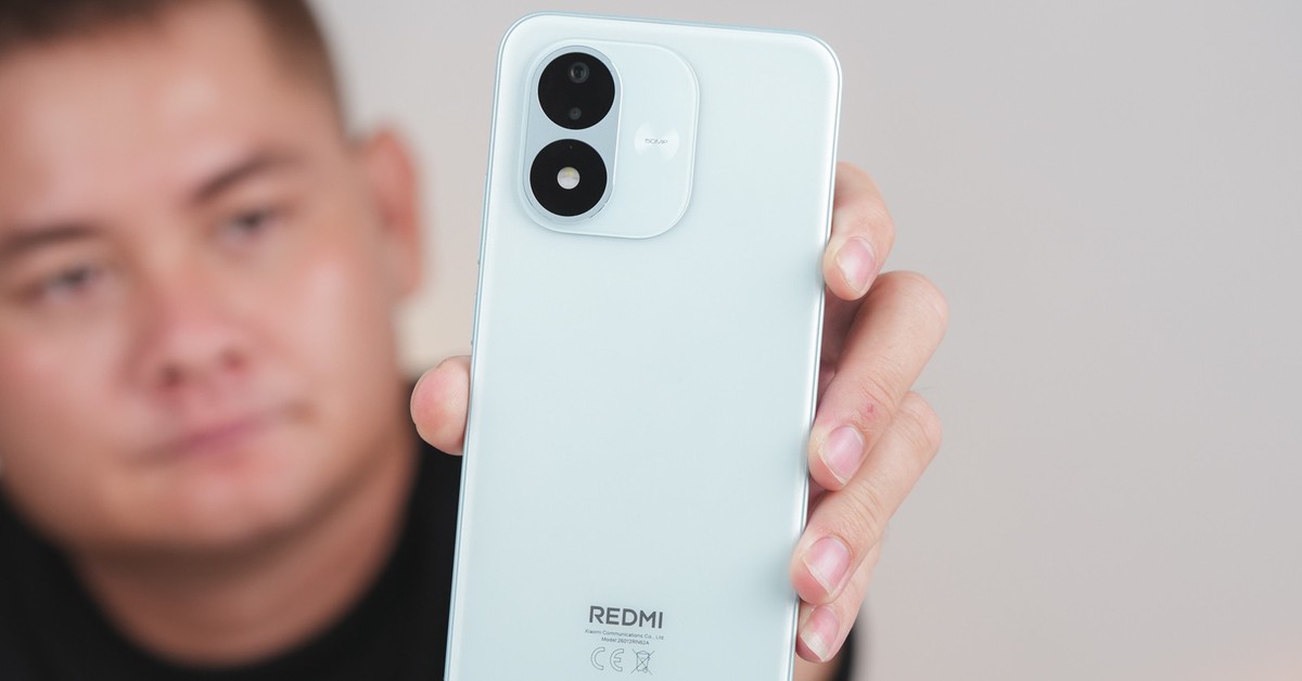 REDMI Note 17 4G màu xanh pastel đặt trên nền sáng