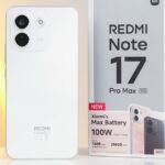 REDMI Note 17 Pro Max 5G đặt trên nền sáng với thiết kế mặt lưng nổi bật