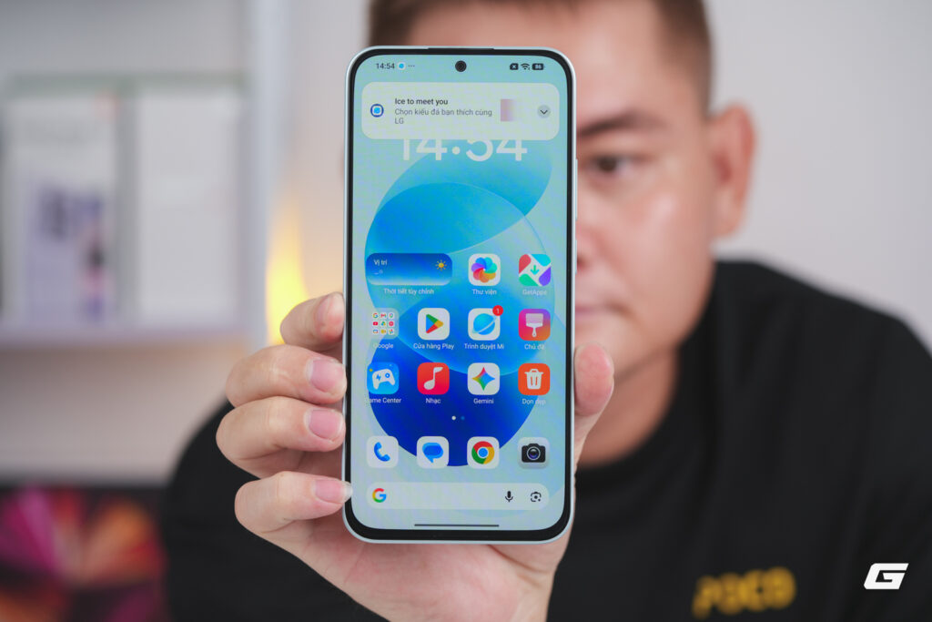 REDMI Note 17 4G được đặt cạnh một mẫu REDMI Note Pro Max