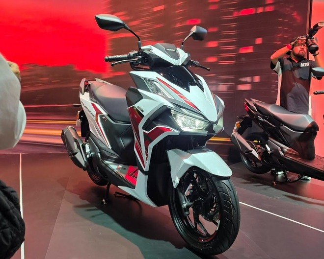 Honda Click 160 nhìn từ phía sau với tay dắt thiết kế gọn