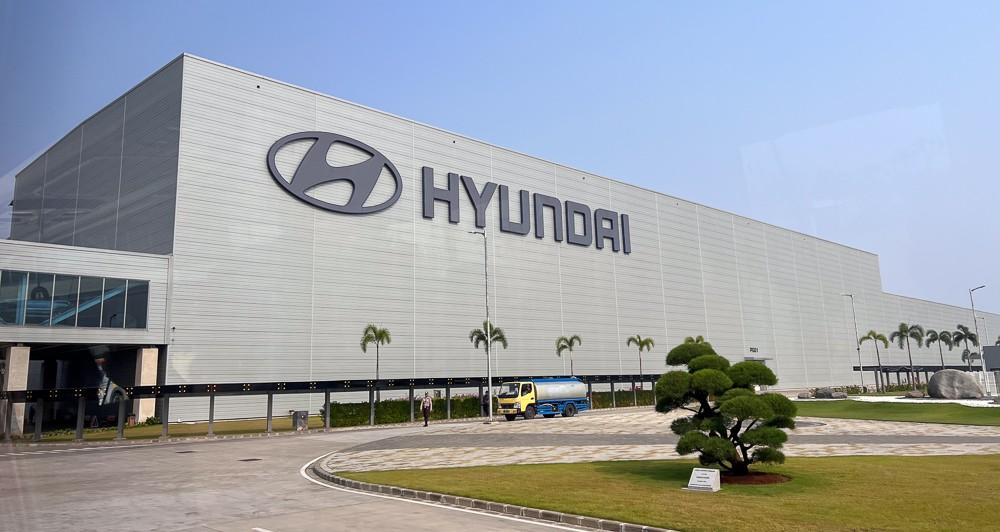 Dây chuyền lắp ráp xe điện trong một nhà máy tại Trung Quốc