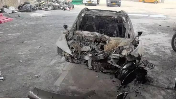 Bộ pin xe điện được minh họa trong bối cảnh sửa chữa