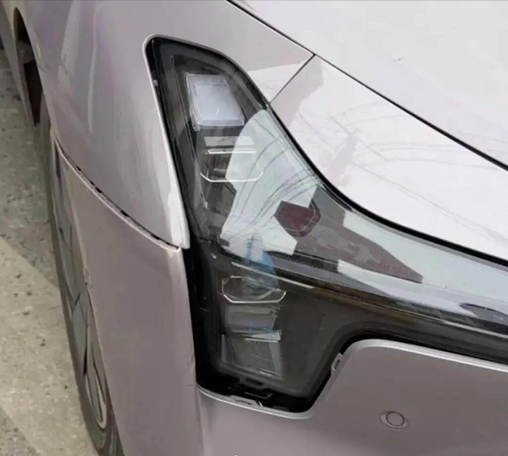 Gương chiếu hậu tích hợp nhiều tính năng trên xe điện