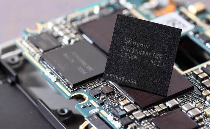 Chip nhớ SK hynix gắn trên bo mạch