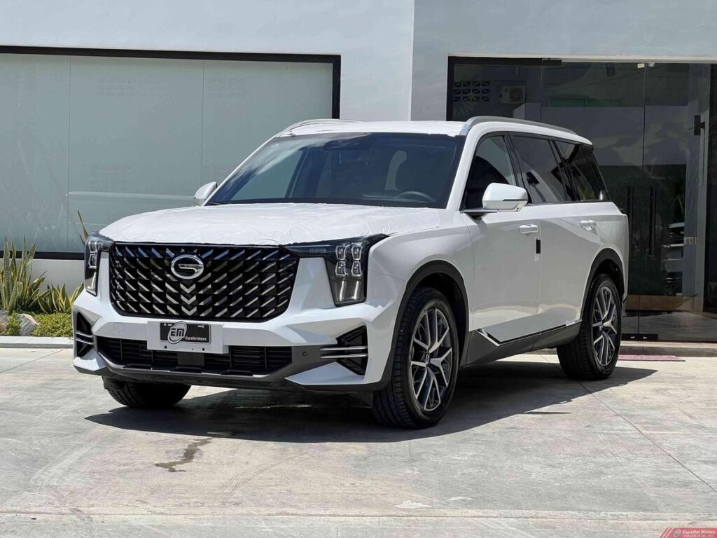 SUV điện Aion V đỗ trong không gian giới thiệu sản phẩm