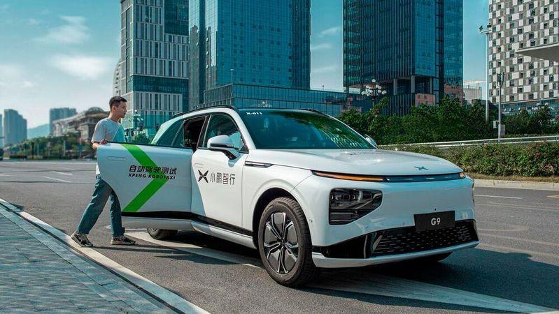 Một chiếc xe điện bị cháy rụi tại hiện trường ở Trung Quốc