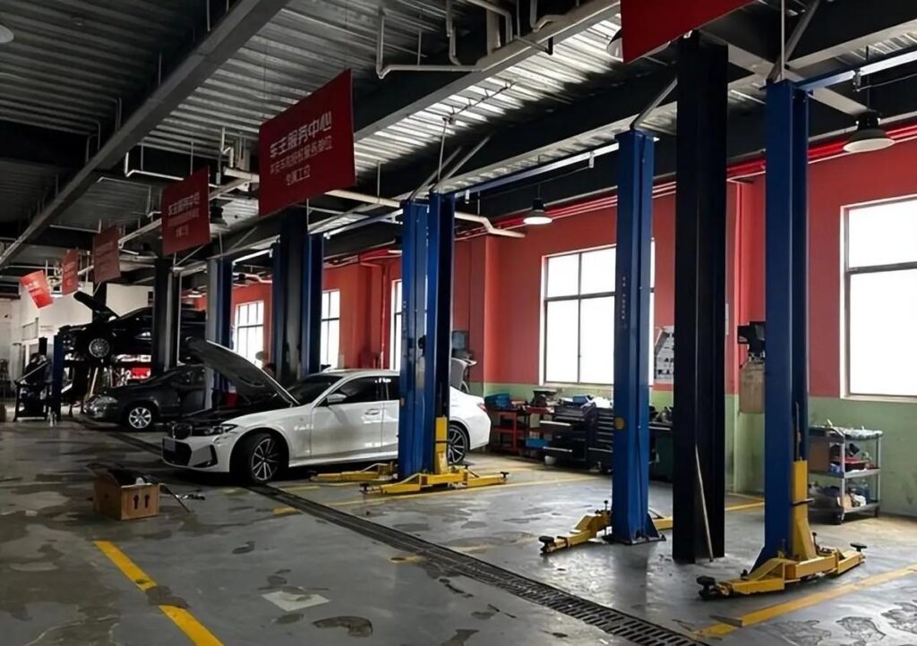 Xưởng dịch vụ ô tô với các cầu nâng đang hoạt động