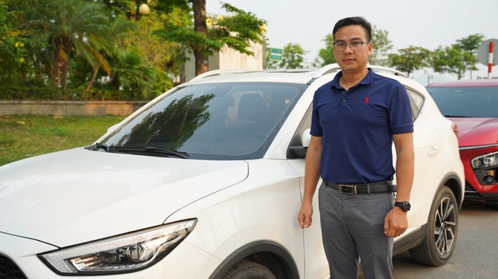 Khu vực trưng bày xe điện tại một đại lý ô tô